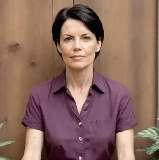 Profile photo of customer Clara P. commenting on choosing the 6-bottle kit
